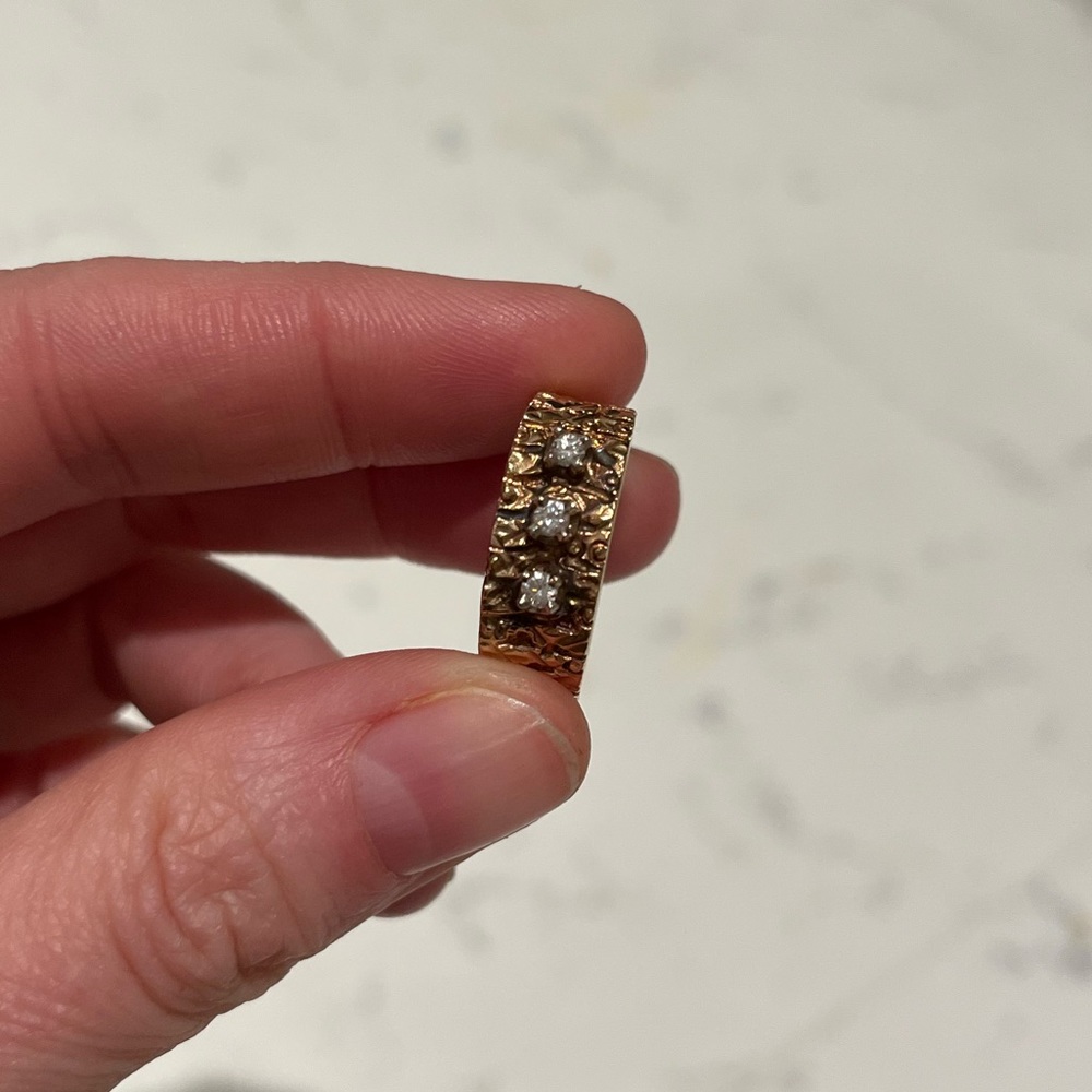 14K SOLID GOLD knurled / textured band ring with 3 inset diamonds - 7.7 mm.